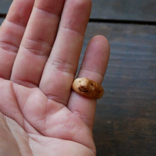 Ring aus Baumperle als Wichtel geschnitzt