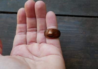 Ring aus Baumperle als Wichtel geschnitzt