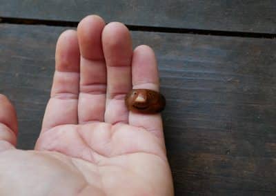 Ring aus Baumperle als Wichtel geschnitzt
