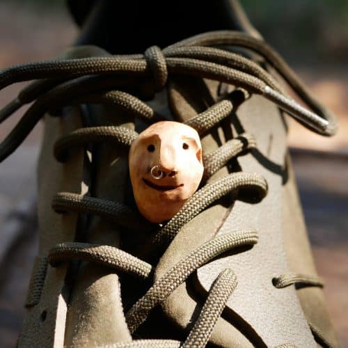 Schuhwichtel aus Baumperle mit Nasenpiercing ein Schuhschmuck für den Schnürsenkel