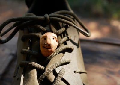 Schuhwichtel aus Baumperle mit Nasenpiercing ein Schuhschmuck für den Schnürsenkel