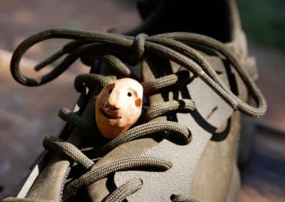 Schuhwichtel aus Baumperle mit Nasenpiercing ein Schuhschmuck für den Schnürsenkel