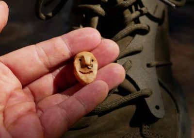 Schuhwichtel aus Baumperle mit Nasenpiercing ein Schuhschmuck für den Schnürsenkel