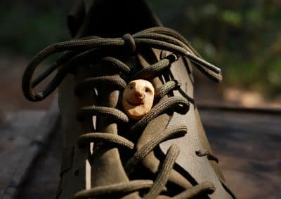 Schuhwichtel aus Baumperle mit Nasenpiercing ein Schuhschmuck für den Schnürsenkel