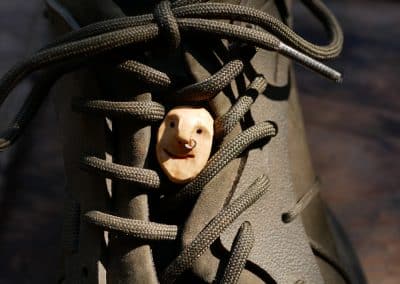Schuhwichtel aus Baumperle mit Nasenpiercing ein Schuhschmuck für den Schnürsenkel