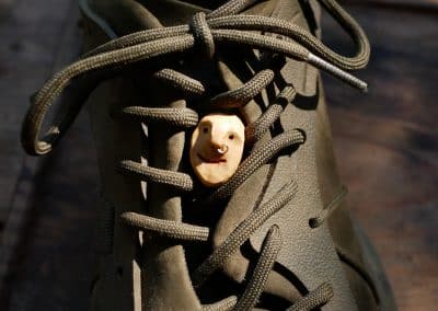 Schuhwichtel aus Baumperle mit Nasenpiercing ein Schuhschmuck für den Schnürsenkel