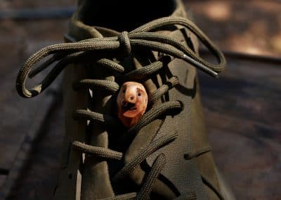 Schuhwichtel aus Baumperle mit Nasenpiercing ein Schuhschmuck für den Schnürsenkel