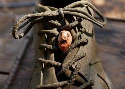 Schuhwichtel aus Baumperle mit Nasenpiercing ein Schuhschmuck für den Schnürsenkel