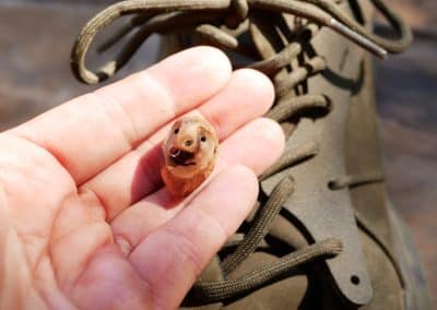 Schuhwichtel aus Baumperle mit Nasenpiercing ein Schuhschmuck für den Schnürsenkel