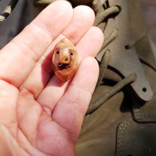 Schuhwichtel aus Baumperle mit Nasenpiercing ein Schuhschmuck für den Schnürsenkel