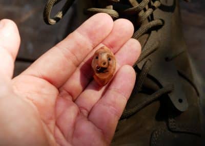 Schuhwichtel aus Baumperle mit Nasenpiercing ein Schuhschmuck für den Schnürsenkel