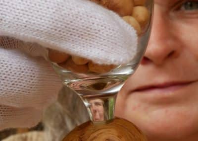 Glas mit einer eingearbeiteten Baumperle