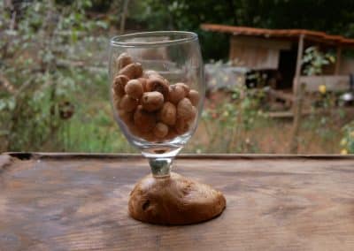 Glas mit einer eingearbeiteten Baumperle
