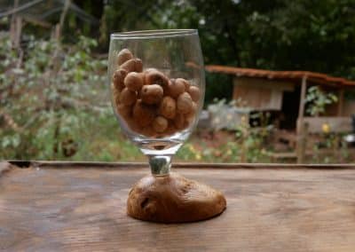 Glas mit einer eingearbeiteten Baumperle