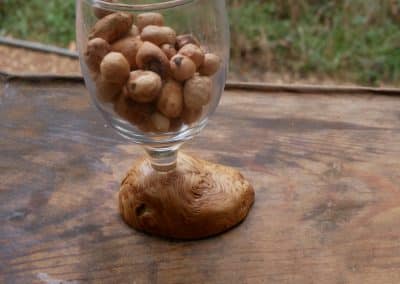 Glas mit einer eingearbeiteten Baumperle