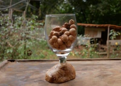 Glas mit einer eingearbeiteten Baumperle