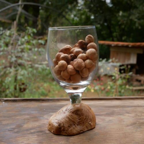 Glas mit einer eingearbeiteten Baumperle