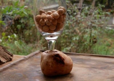 Glas mit einer eingearbeiteten Baumperle