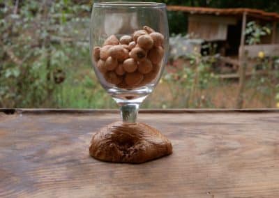 Glas mit einer eingearbeiteten Baumperle