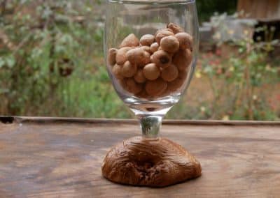 Glas mit einer eingearbeiteten Baumperle