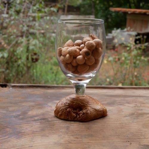 Glas mit einer eingearbeiteten Baumperle