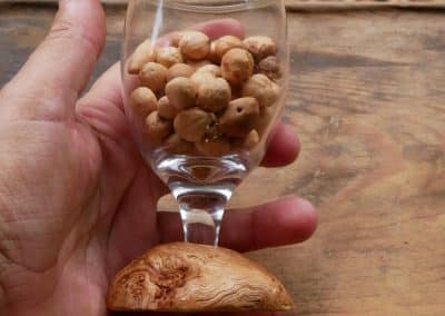 Glas mit einer eingearbeiteten Baumperle