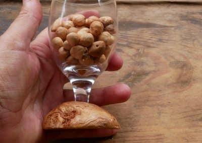 Glas mit einer eingearbeiteten Baumperle