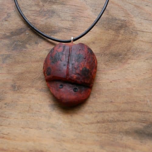 Käfer Avocado als Kettenanhänger