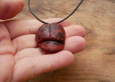 Käfer Avocado als Kettenanhänger