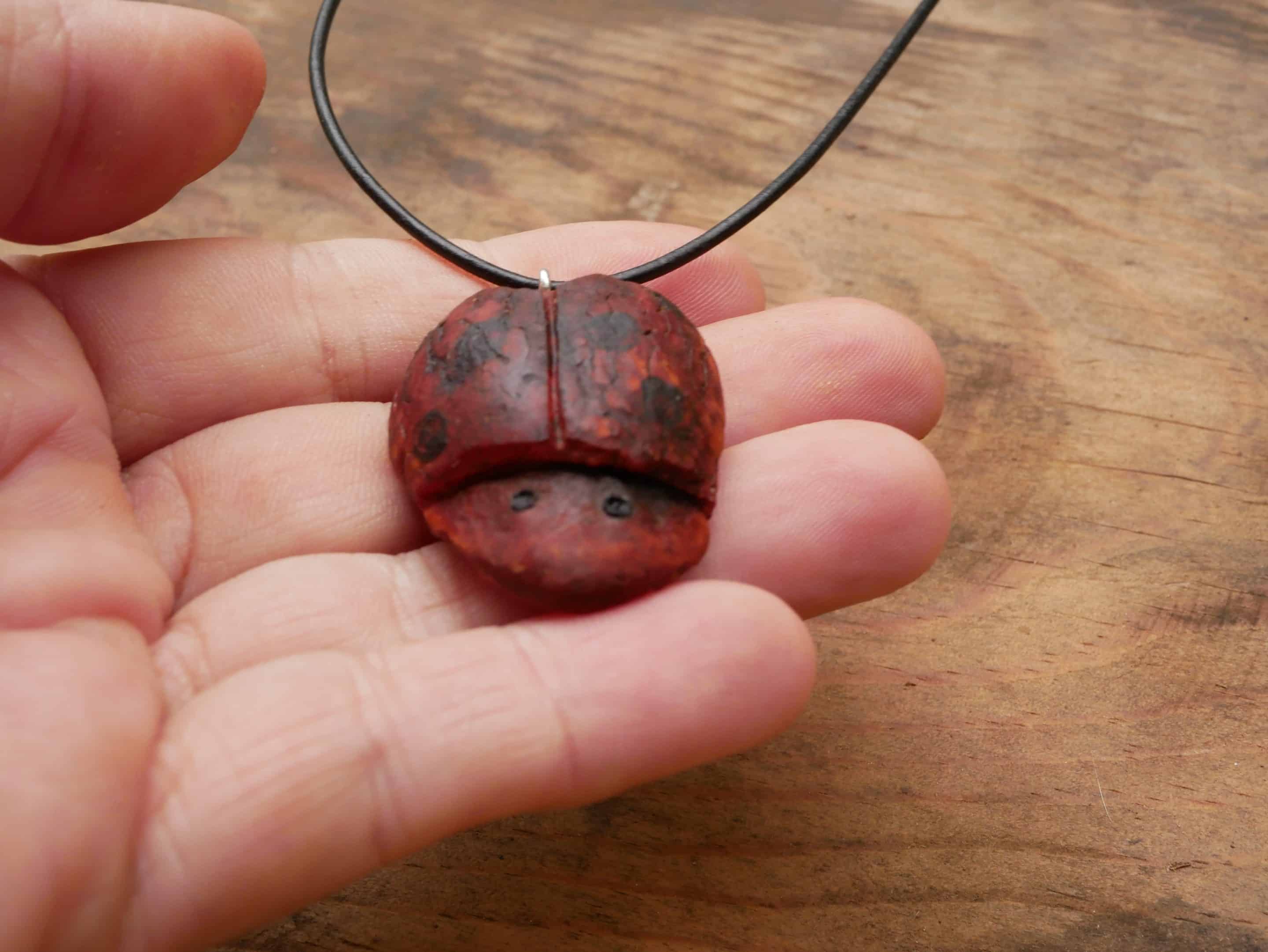 Käfer Avocado als Kettenanhänger