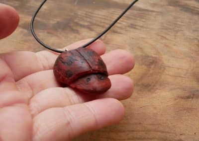 Käfer Avocado als Kettenanhänger