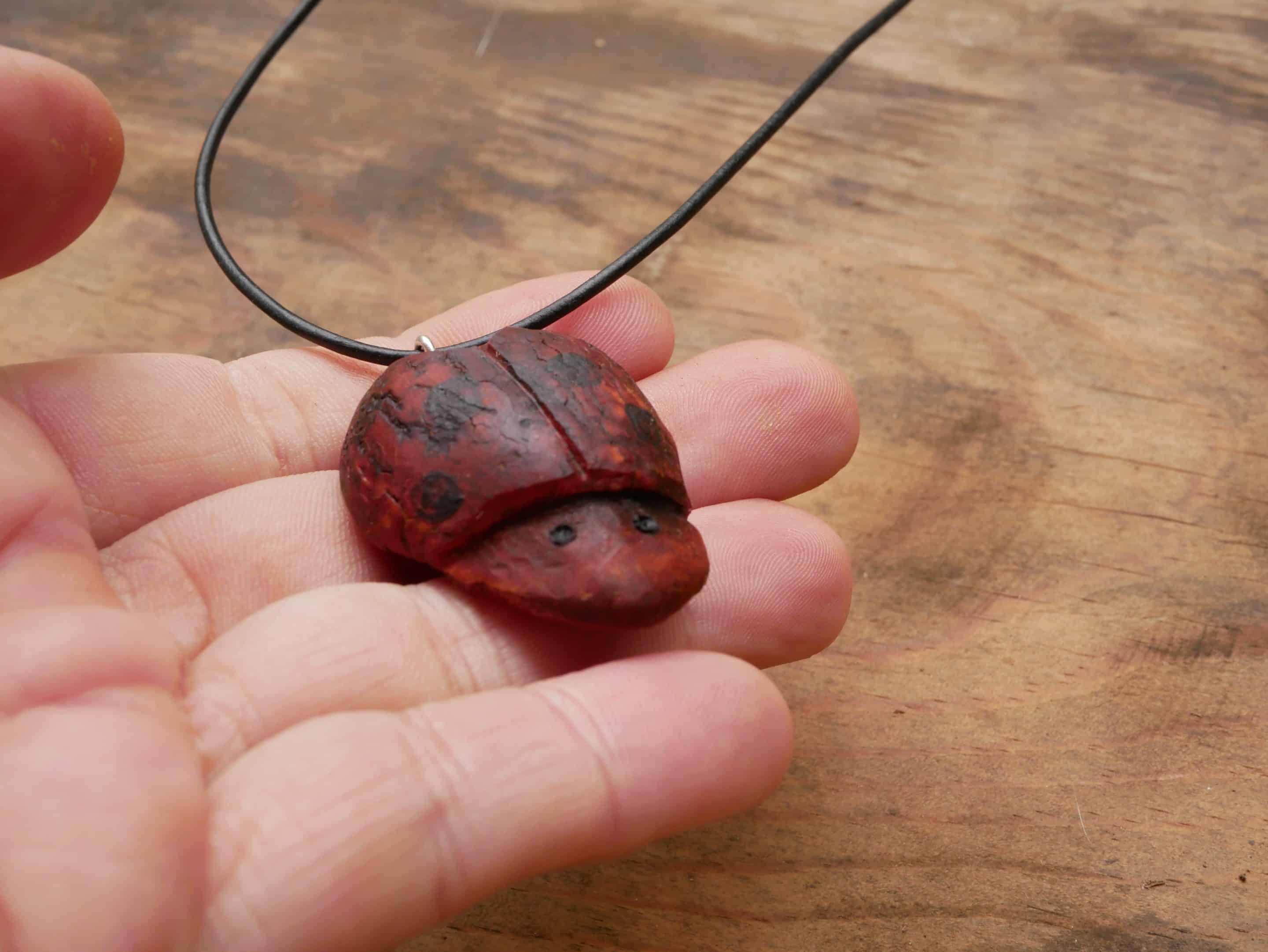 Käfer Avocado als Kettenanhänger