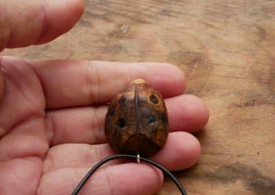 Käfer Baumperle als Kettenanhänger