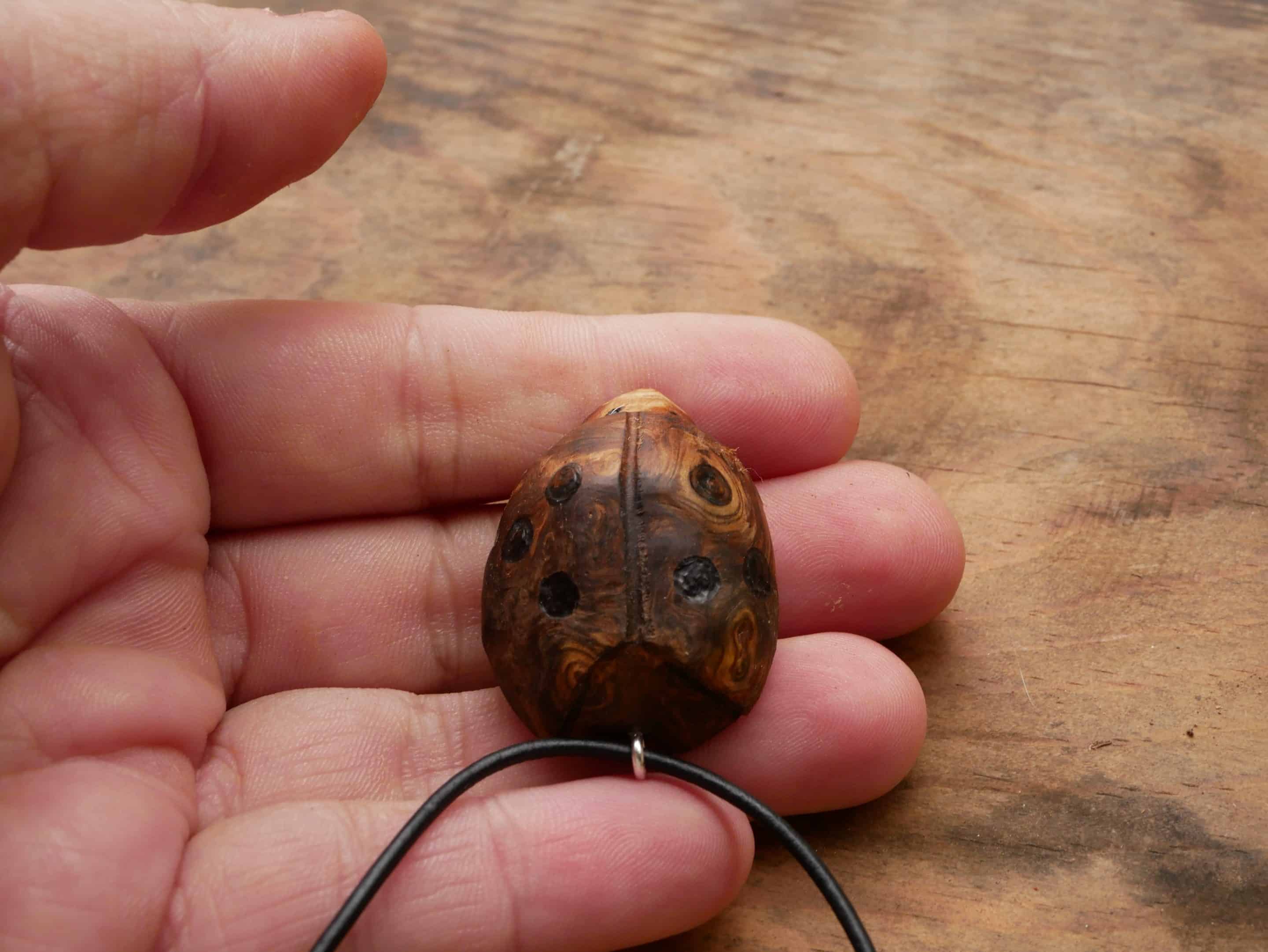 Käfer Baumperle als Kettenanhänger