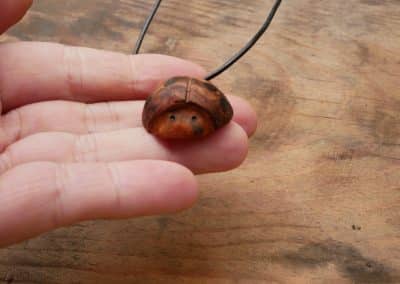 Käfer Baumperle als Kettenanhänger