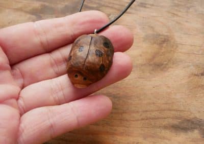 Käfer Baumperle als Kettenanhänger