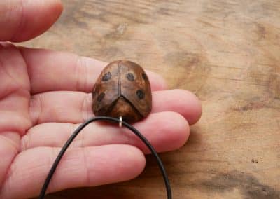 Käfer Baumperle als Kettenanhänger