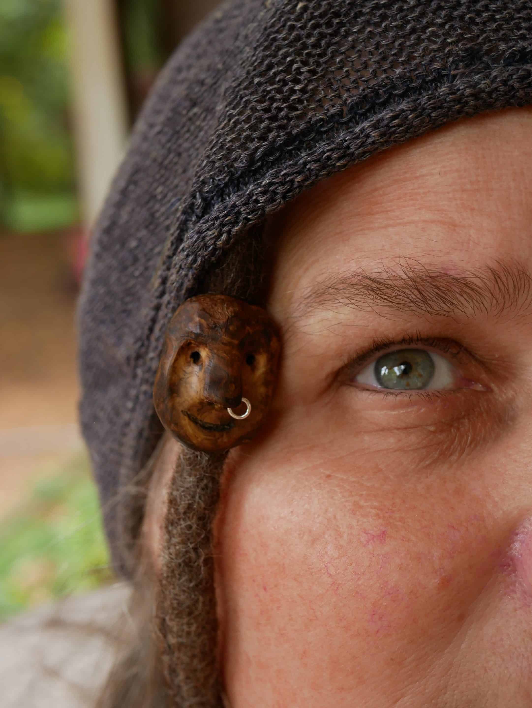 Dreadwichtel aus Baumperle mit Nasenpiercing