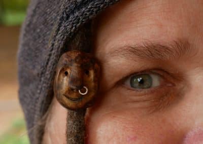 Dreadwichtel aus Baumperle mit Nasenpiercing