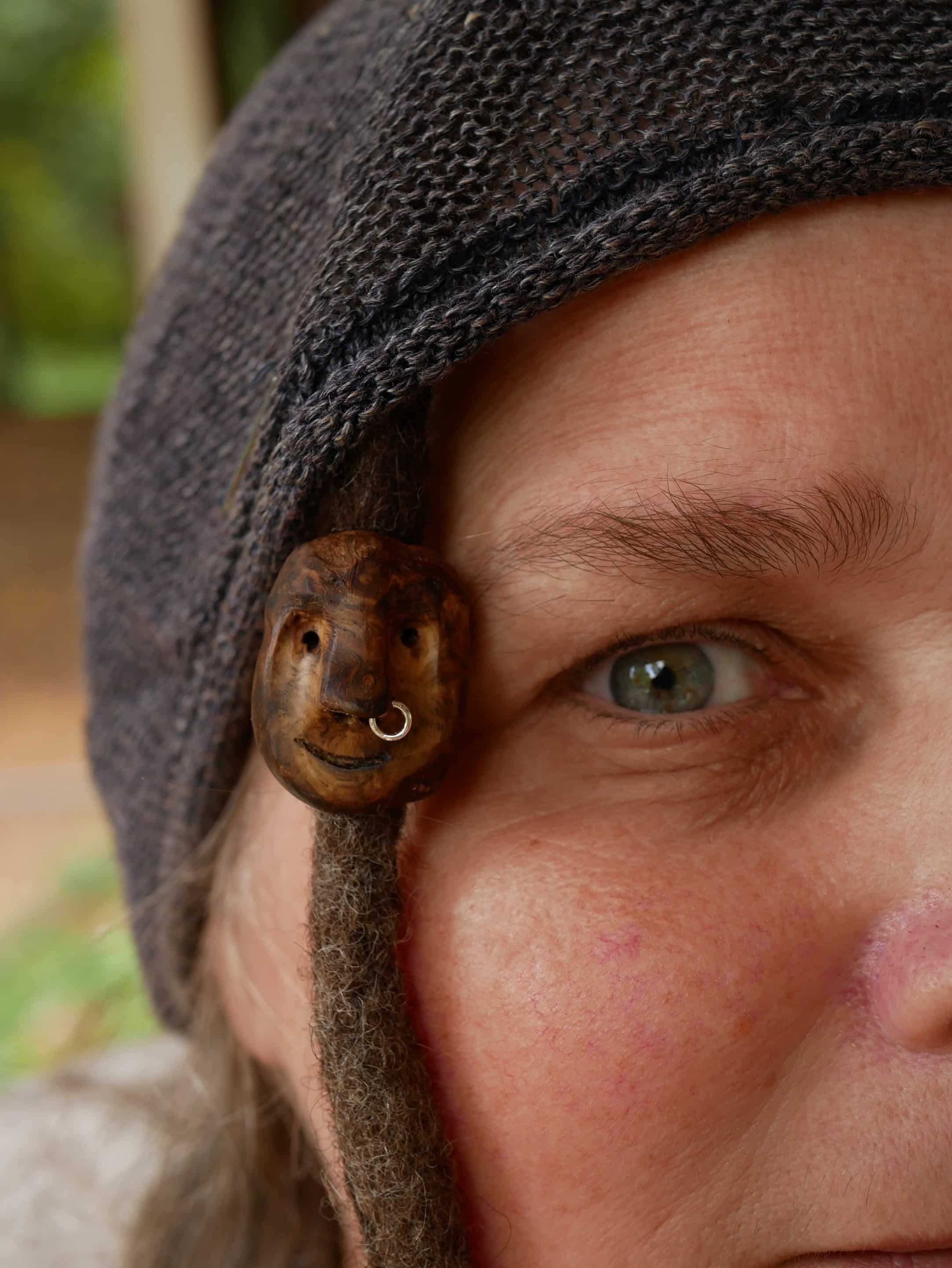 Dreadwichtel aus Baumperle mit Nasenpiercing