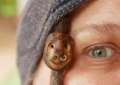 Dreadwichtel aus Baumperle mit Nasenpiercing