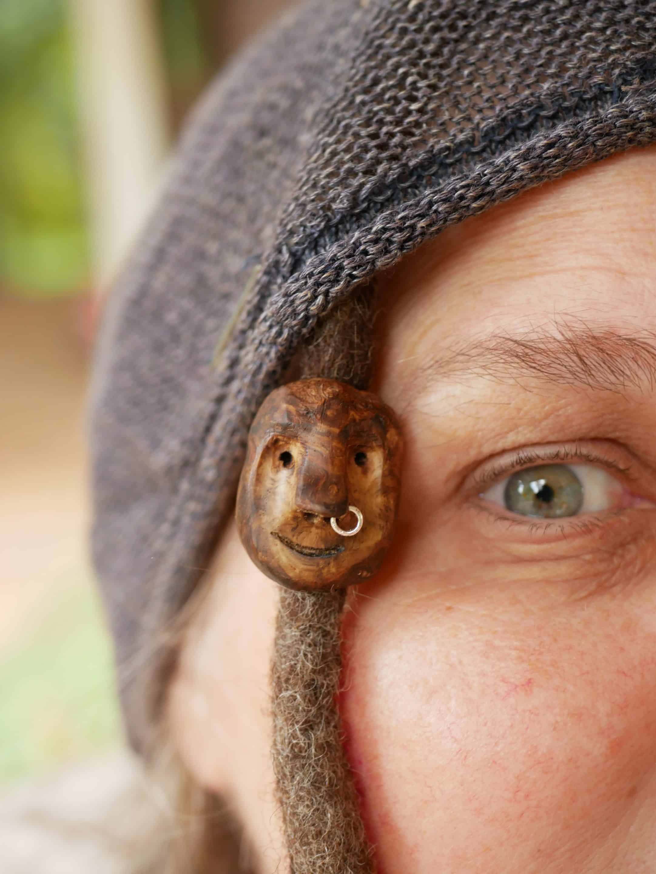Dreadwichtel aus Baumperle mit Nasenpiercing