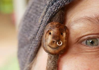 Dreadwichtel aus Baumperle mit Nasenpiercing