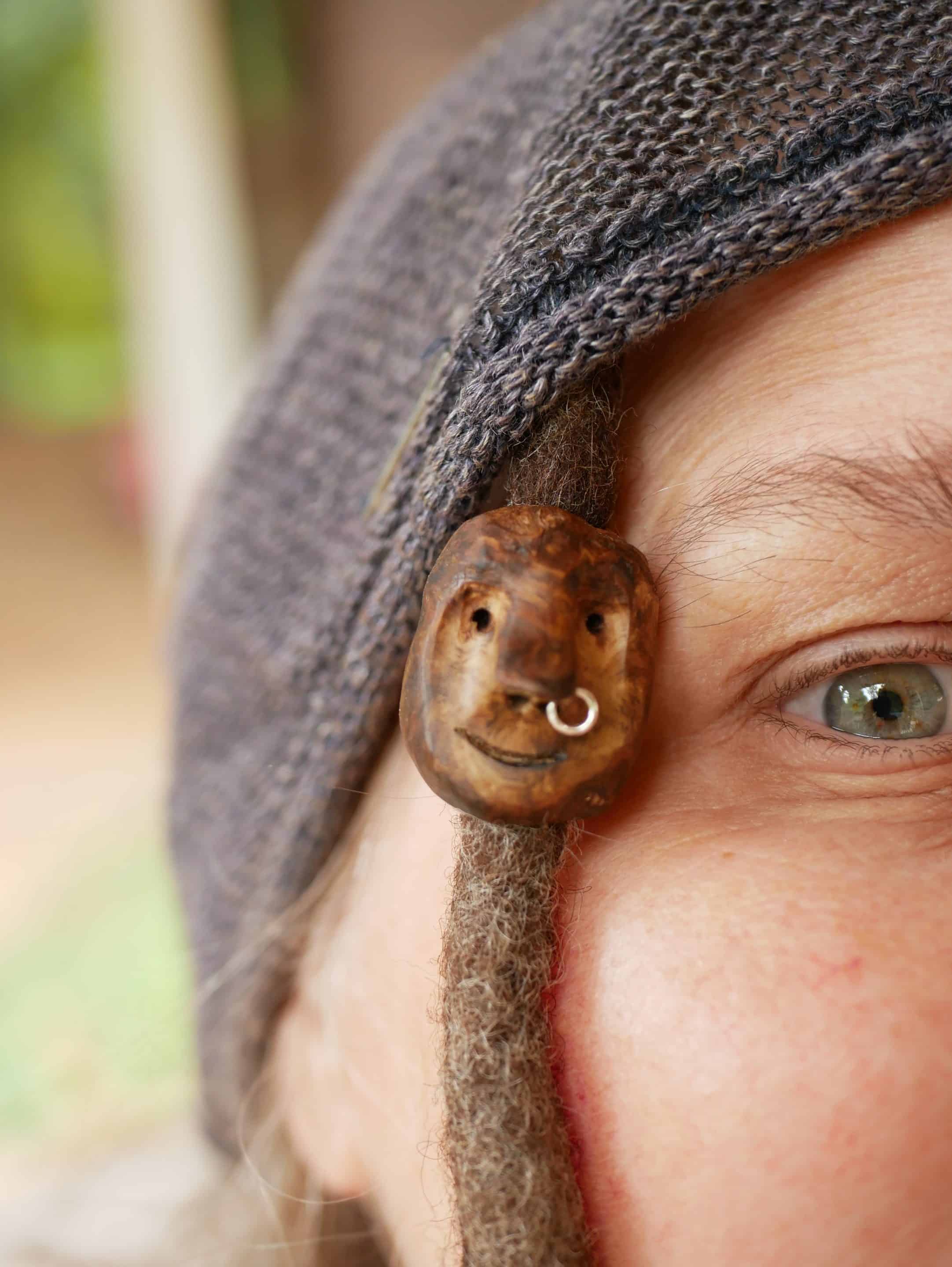 Dreadwichtel aus Baumperle mit Nasenpiercing