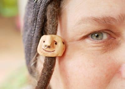 Dreadwichtel aus Baumperle mit Nasenpiercing
