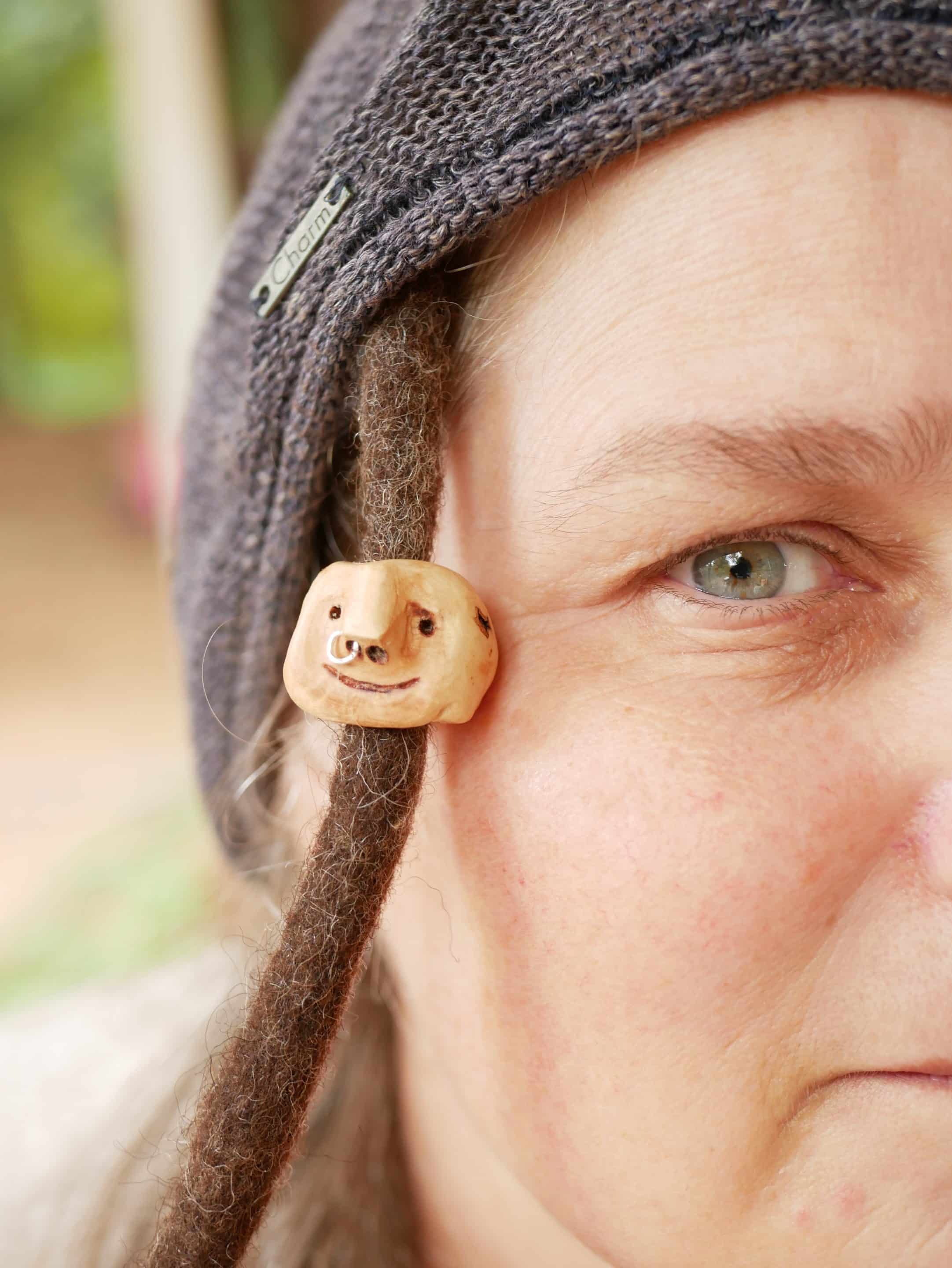Dreadwichtel aus Baumperle mit Nasenpiercing