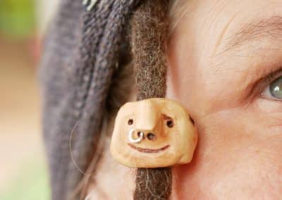 Dreadwichtel aus Baumperle mit Nasenpiercing