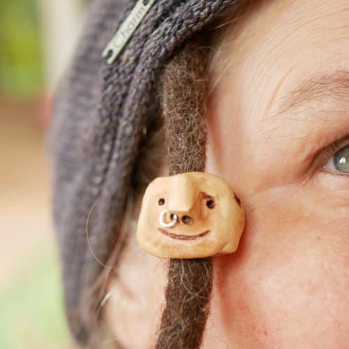 Dreadwichtel aus Baumperle mit Nasenpiercing