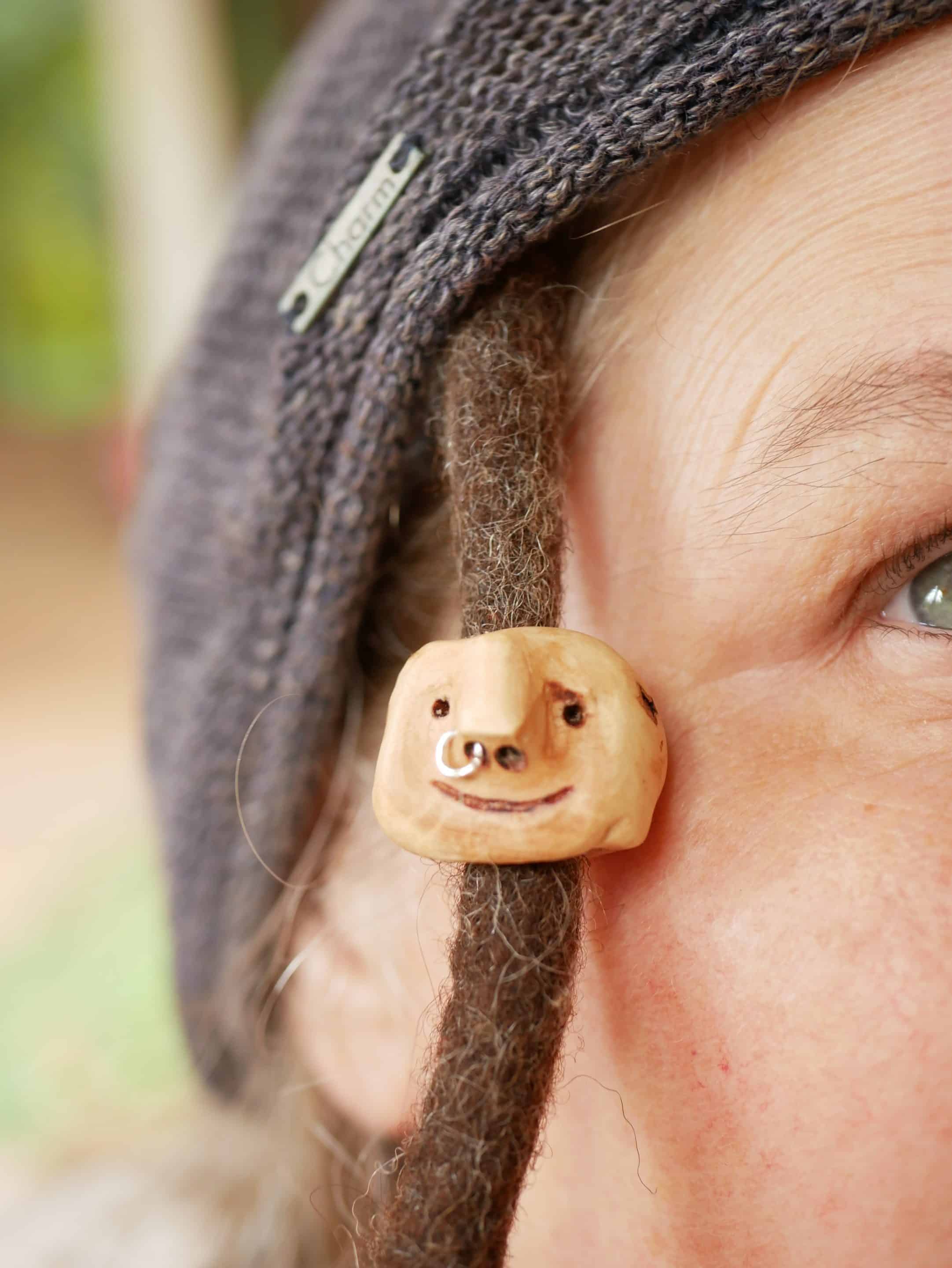 Dreadwichtel aus Baumperle mit Nasenpiercing