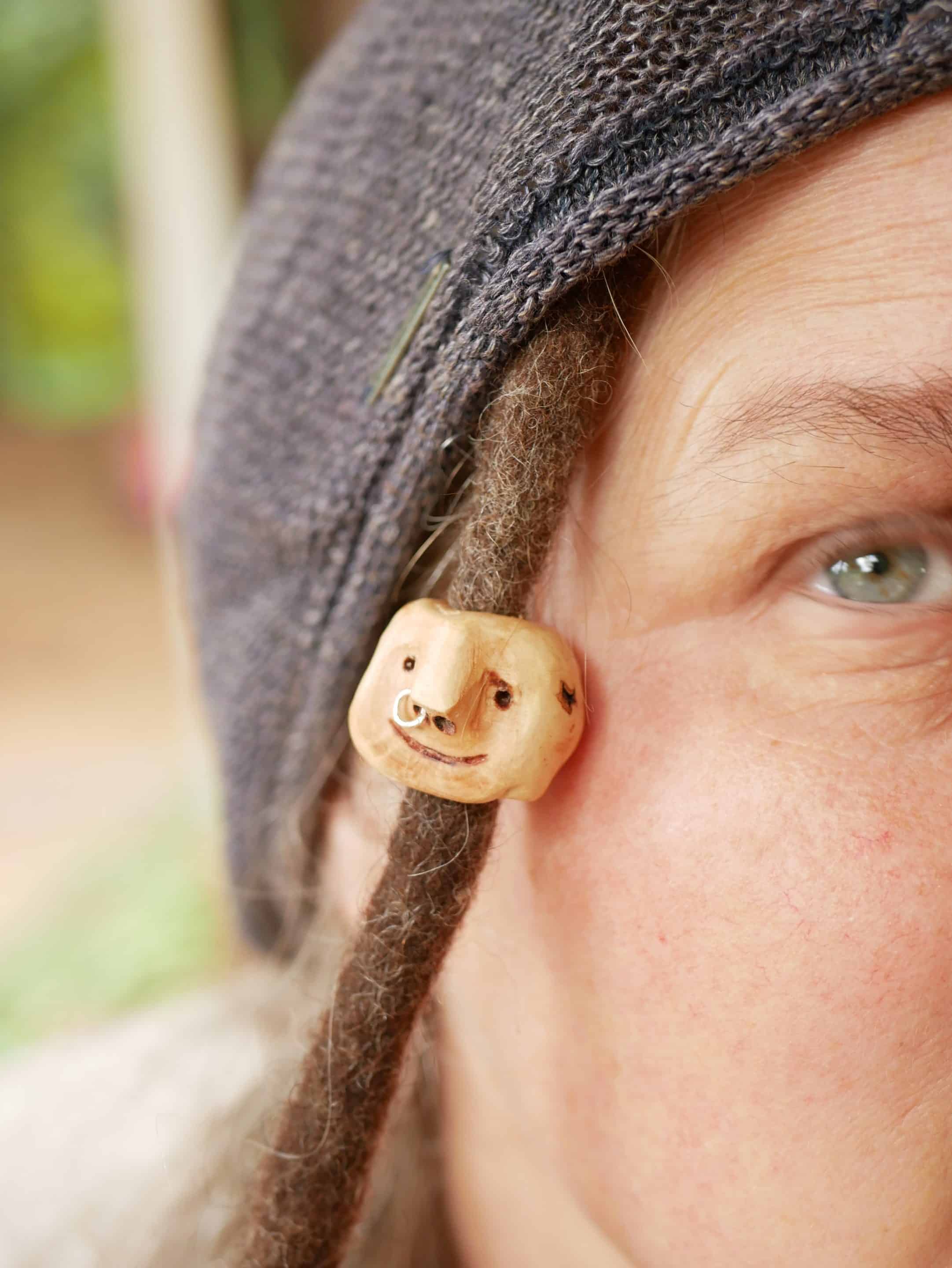 Dreadwichtel aus Baumperle mit Nasenpiercing